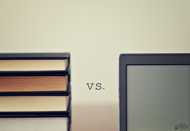 Books vs. eBooks - Flickr (Alicia Llop)