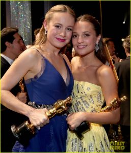 HOLLYWOOD, CA - FEBRUARY 28:  Actresses Brie Larsen (L) and Alicia Vikander attend the 88th Annual Academy Awards at Dolby Theatre on February 28, 2016 in Hollywood, California.  (Photo by Christopher Polk/Getty Images)