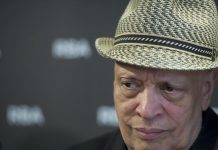 Walter Mosley rep el Premi RBA de novel·la negra