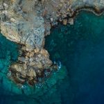 hermosa-toma-aerea-drone-mar-formaciones-rocosas-orilla
