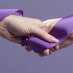 manos-mujer-sosteniendo-cinta-raso-purpura