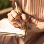 cerrar-mano-escribiendo-cuaderno