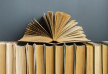 De quin costat llegeixes? El misteri dels lloms de llibres