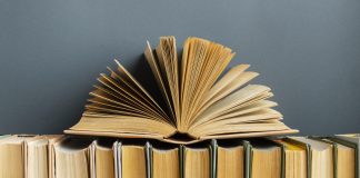 De quin costat llegeixes? El misteri dels lloms de llibres