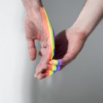 hombres-amandose-con-simbolo-lgbt