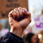 el-puno-de-una-mujer-en-una-protesta